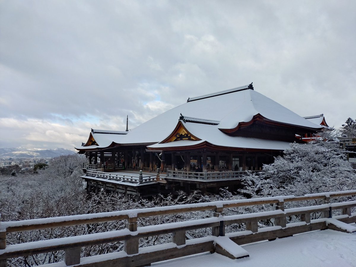 seigadotoen's tweet photo. 今朝は日本各地で雪が降りましたね。
大雪の被害も多かったのではと心配しております。
清水寺もすっかり雪化粧をして、朝からたくさんの方がお参りに来られてました。
澤田卓伸展も残り1週間となりました。足元の悪い中ですが、ぜひ御覧になって下さい。 #takunobusawada #handmade #madeinkyoto https://t.co/rWPAsf6aHU