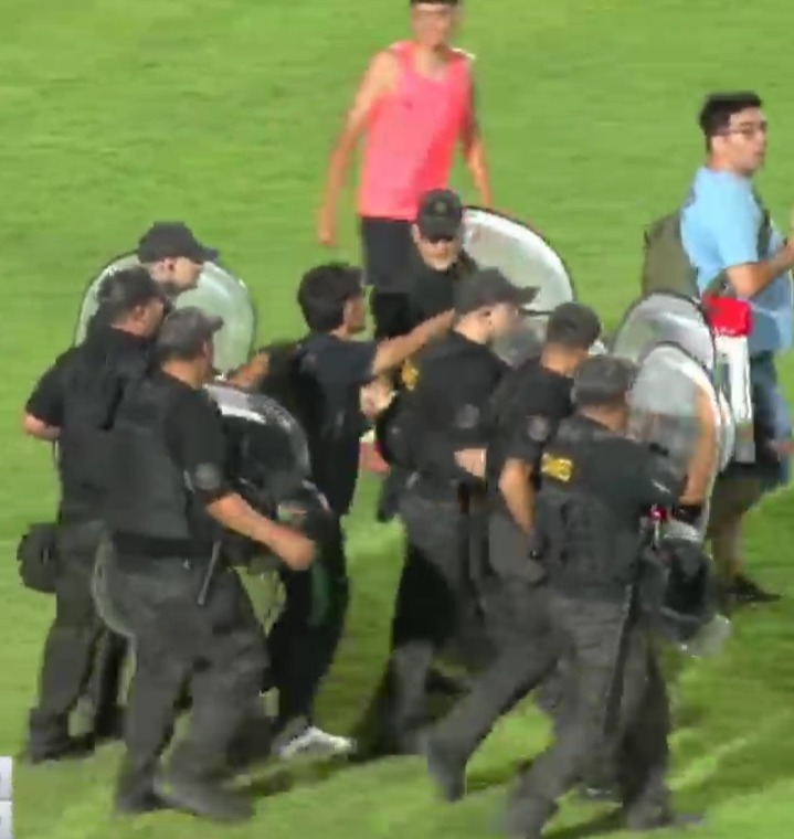 FachuSSJ's tweet image. toda del prensa de ferro
le sacó el amuleto al arquero de racing antes de los penales y lo terminó correteando la cana

UNA ESTATUA YA en la pampa

@AscensoHundido