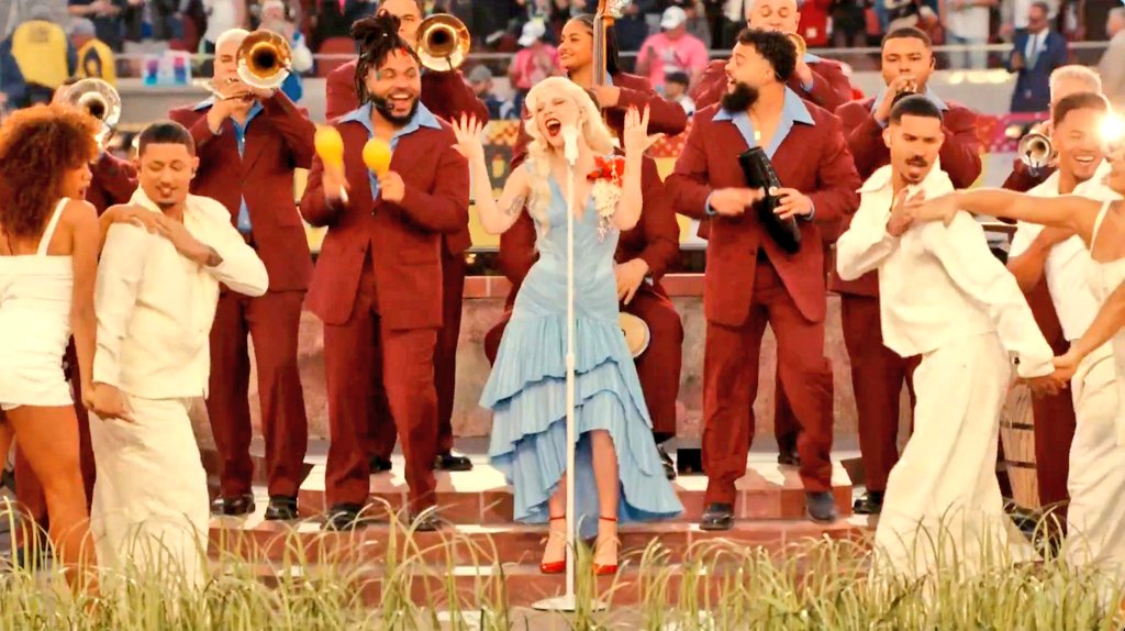 KarenSnche44814's tweet photo. Benito que grande, me diste a Lady Gaga cantando y bailando salsa, a papasito Ricky Martin, latinos en la 🏠 unos segundos de los grandes del reggaeton Don Omar y Daddy Yanke, me hiciste sentir orgullosa de ser latina que chingon uno de los mejores medios tiempos 🫶👏🔥 https://t.co/5nFnOOppyl