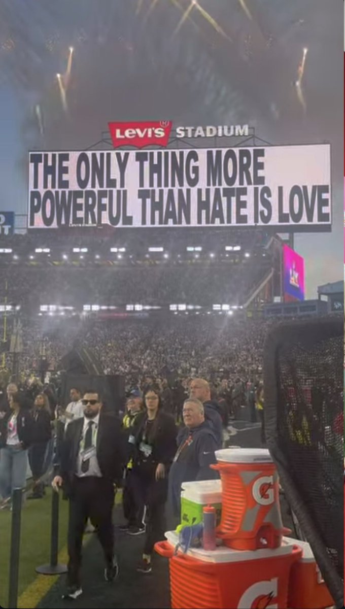 Bad Bunny finaliza su show en el  #SuperBowlLX con este mensaje contundente “Lo único más poderoso que el odio es el amor” 🌎