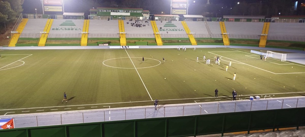 elsalvador's tweet photo. #DeDeportes | Ambiente en el estadio Cementos Progreso, de Guatemala, con el mismo grupo de salvadoreños apoyando a la #SelectaSub17 que esta noche enfrenta a Cuba en busca de un segundo triunfo que lo acerque al Mundial #Qatar2026. 📸: Franklin Ponce / #DiarioES https://t.co/daut3lh6dg