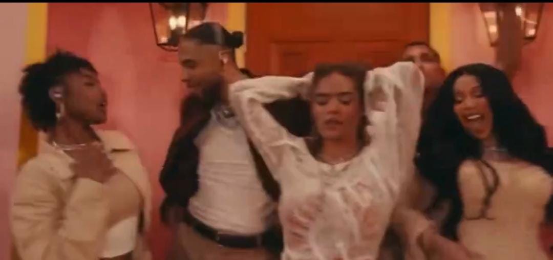 #KarolG es la primera latina en salir ( de relleno ) como parte de la escenografía en un Super Bowl. ¡Felicidades Karol! <a href="/fuenmayord1/">DAN FUENMAYOR BEJMAN</a> <a href="/carla_dirty/">Carlotta</a>