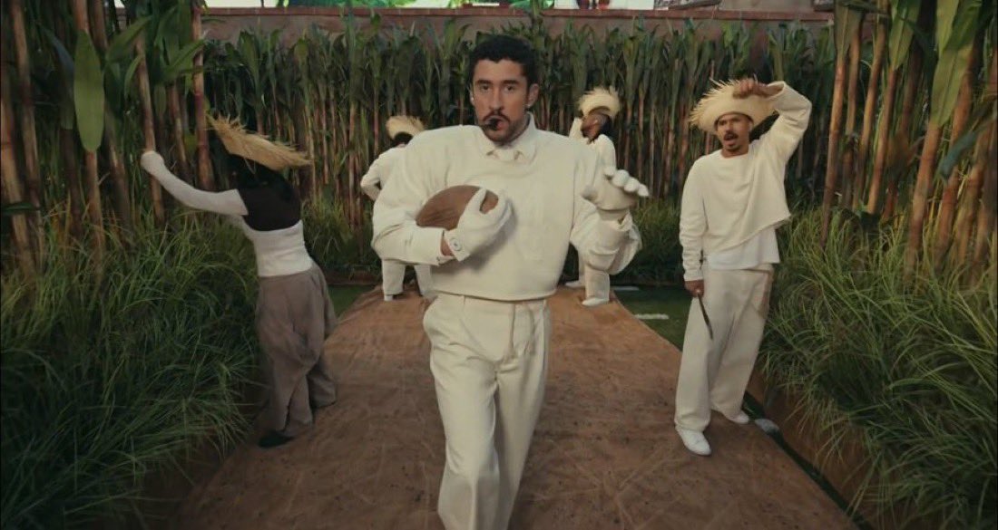 Lo de Bad Bunny en el #SuperBowl tuvo fondo, no solo forma:

✨ Identidad latina al centro, sin pedir permiso.
🔥 Mensajes de dignidad, origen y orgullo cultural.
🖤 Una narrativa visual potente 

No fue solo bailar y cantar: fue ocupar uno de los escenarios más vistos del