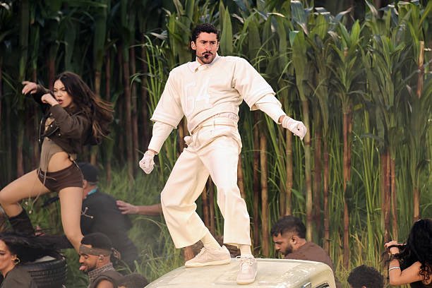 Un gran show de <a href="/sanbenito/">Benito Antonio</a> que entendió que no era el momento para una coreografía sino para construir un camino que te permitiera una narración múltiple, lleno de símbolos y de microhistorias. La camioneta de los trabajadores, los viejos jugando dominó, la salsa. Y <a href="/ladygaga/">Lady Gaga</a> 😍