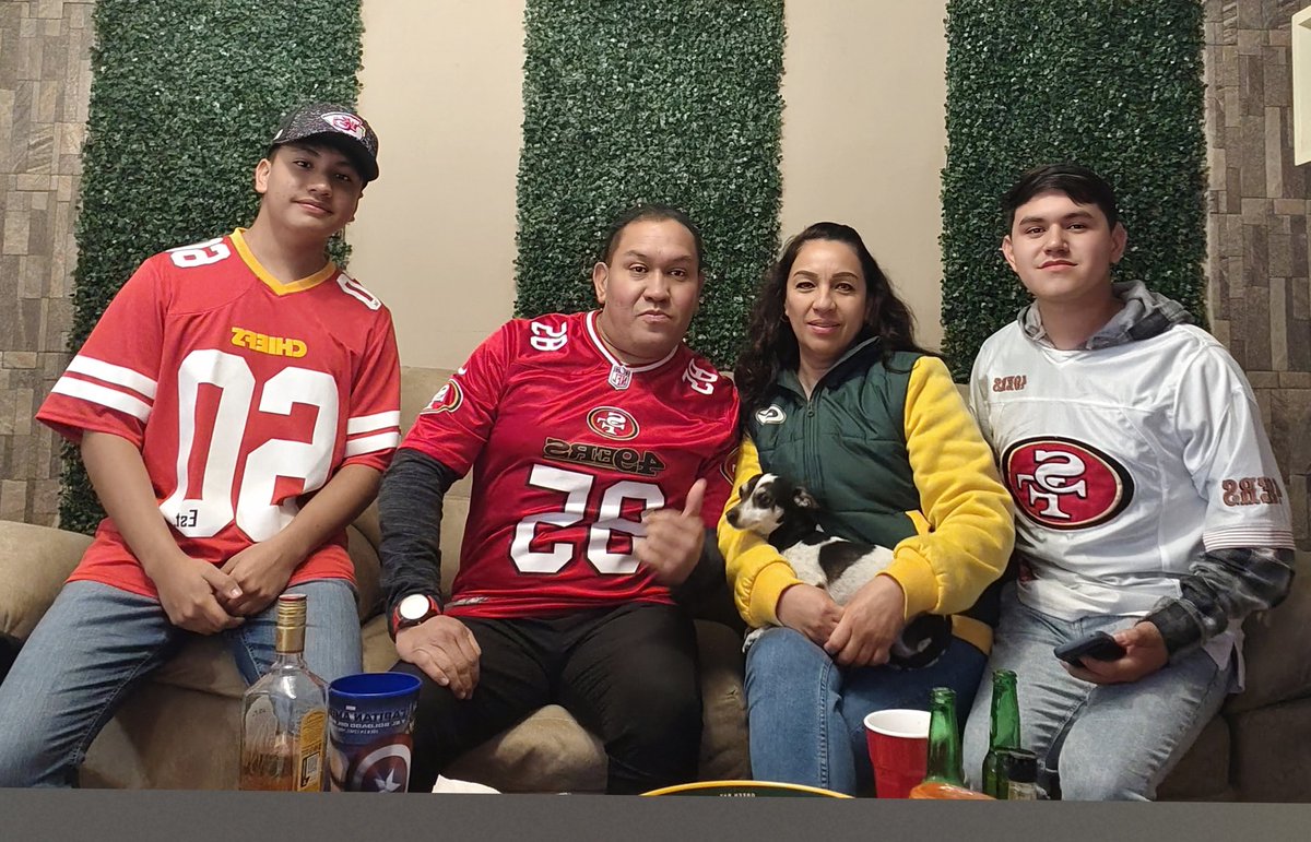 Antonio_Gro's tweet photo. @FOXImpactoNFL #SuperBowlLX #foximpactonfl saludos de la FAMILIA GUERRERO desde Atitalquia Hgo mi @pepesegarra @JosePabloCoello https://t.co/5FEAPBUf31