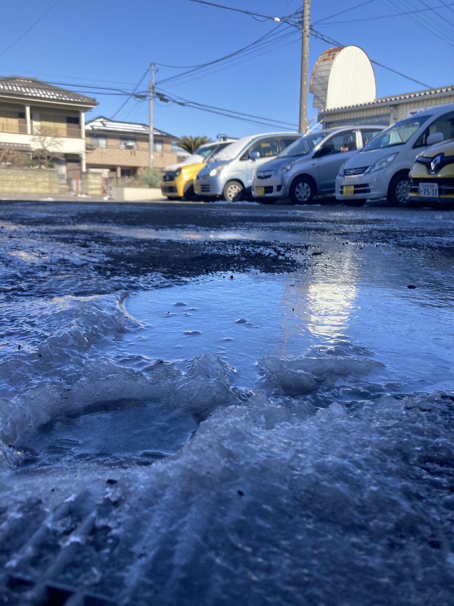 おはようございます☀️

早く溶けて欲しい一心です…⛄️🧊

#日陰は辛いよ