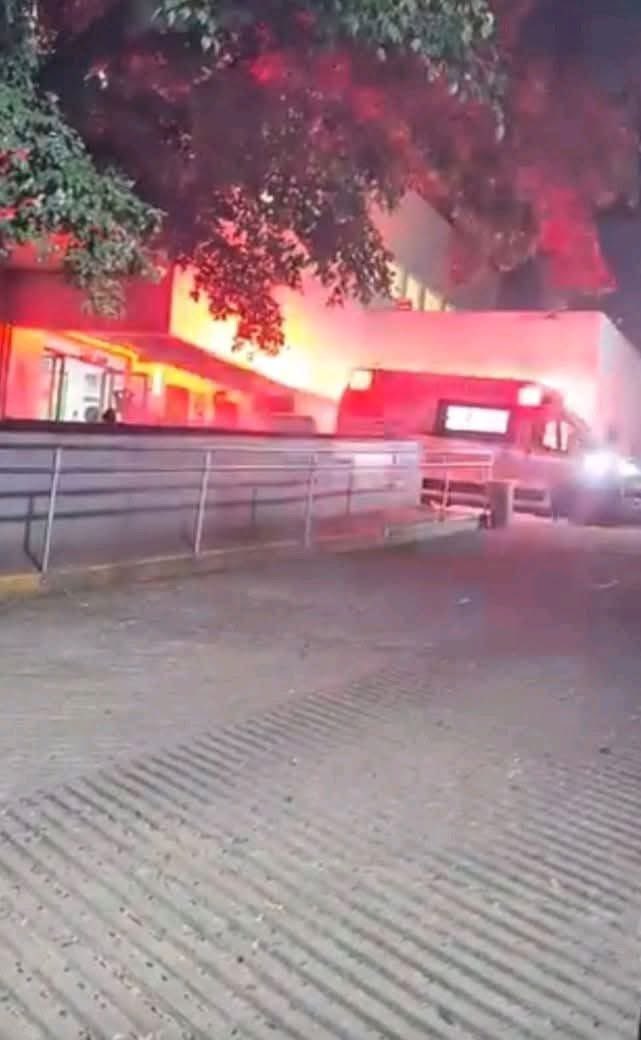 JJDiazMachuca's tweet image. #ULTIMAHORA ‼️
Urge tomar precauciones. 🤭👇🏻

Recomendación: ¡para que tengan cuidado!

Al papá de un amigo, José R., le pusieron la vacuna contra el sarampión aquí en el Hospital General de Guadalajara y le dijeron que reposara de 15 a 25 minutos. Después de eso se fue en su…