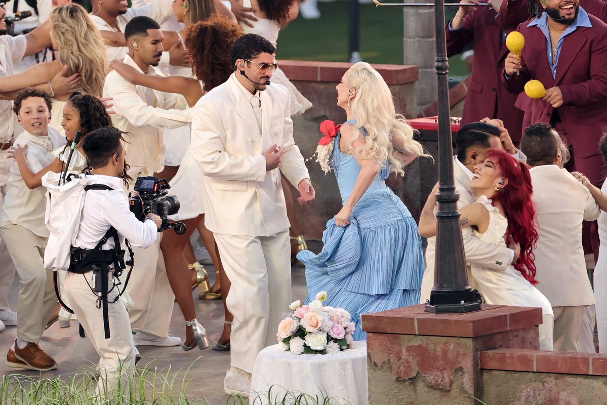 "Lady Gaga"

Por todas las apariciones y cameos que tuvo el show de Bad Bunny en el #SuperBowl 

Lady Gaga (cantó)
Ricky Martin (cantó)
Karol G (cameo)
Cardi B (cameo)
Jessica Alba (cameo)
Alix Earle (cameo)
Pedro Pascal (cameo)
Young Miko (cameo)