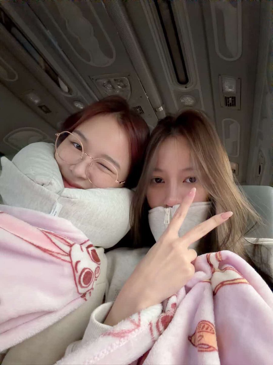 sheobnongormm's tweet image. แอร์ในรถตู้มันหนาวเหรอคะ ถึงต้องไปนั่งเบียดกับแฟนแบบนั้น