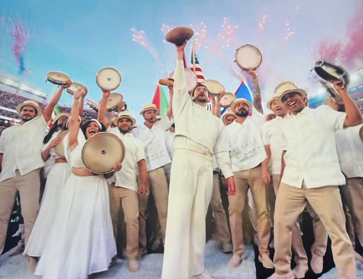el mejor halftime show en años benito te amooooo <a href="/sanbenito/">Benito Antonio</a>