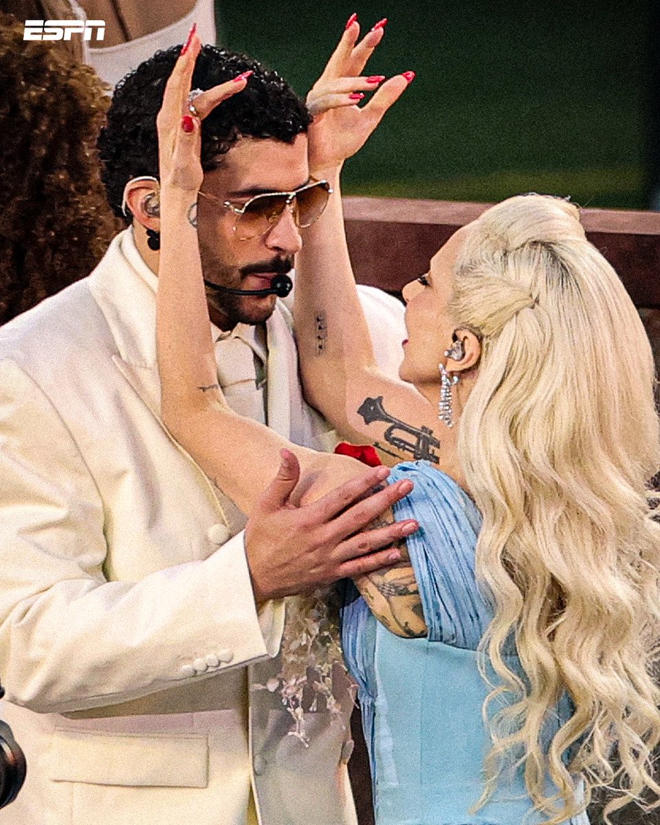 ESPNArgentina's tweet photo. 🔥👀👏😱 ¡QUÉ ESPECTÁCULO DIO BAD BUNNY!

El show del SuperBowl LX quedó otra vez en los ojos del mundo con una fiesta impresionante en California de la mano del puertorriqueño.

Lady Gaga, Ricky Martin, Pedro Pascal y mucho más...

¿Qué te pareció el mega show?

▶️ Mira el 🏈 #SuperBowl en el Plan Premium de #DisneyPlus
