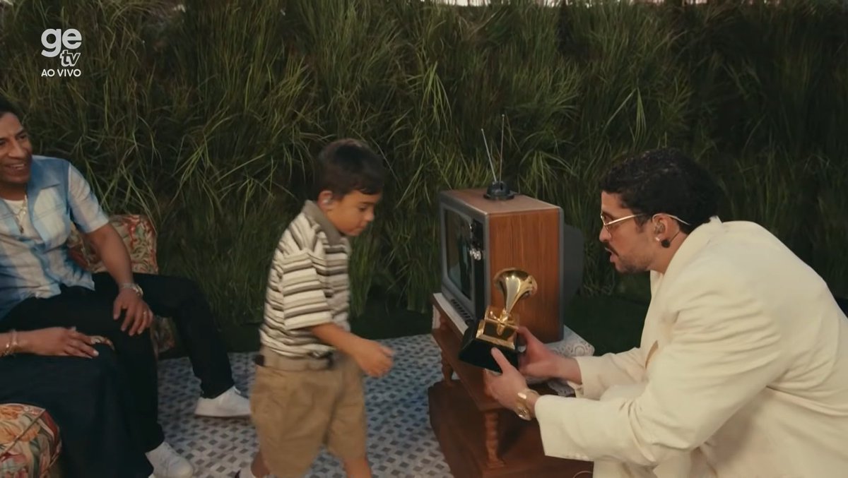 Apenas um rapaz latino americano - que pode sonhar alto de qualquer rincão desse lado do mundo

Que simbolismo forte o Grammy entregue pro menino. #SuperBowl