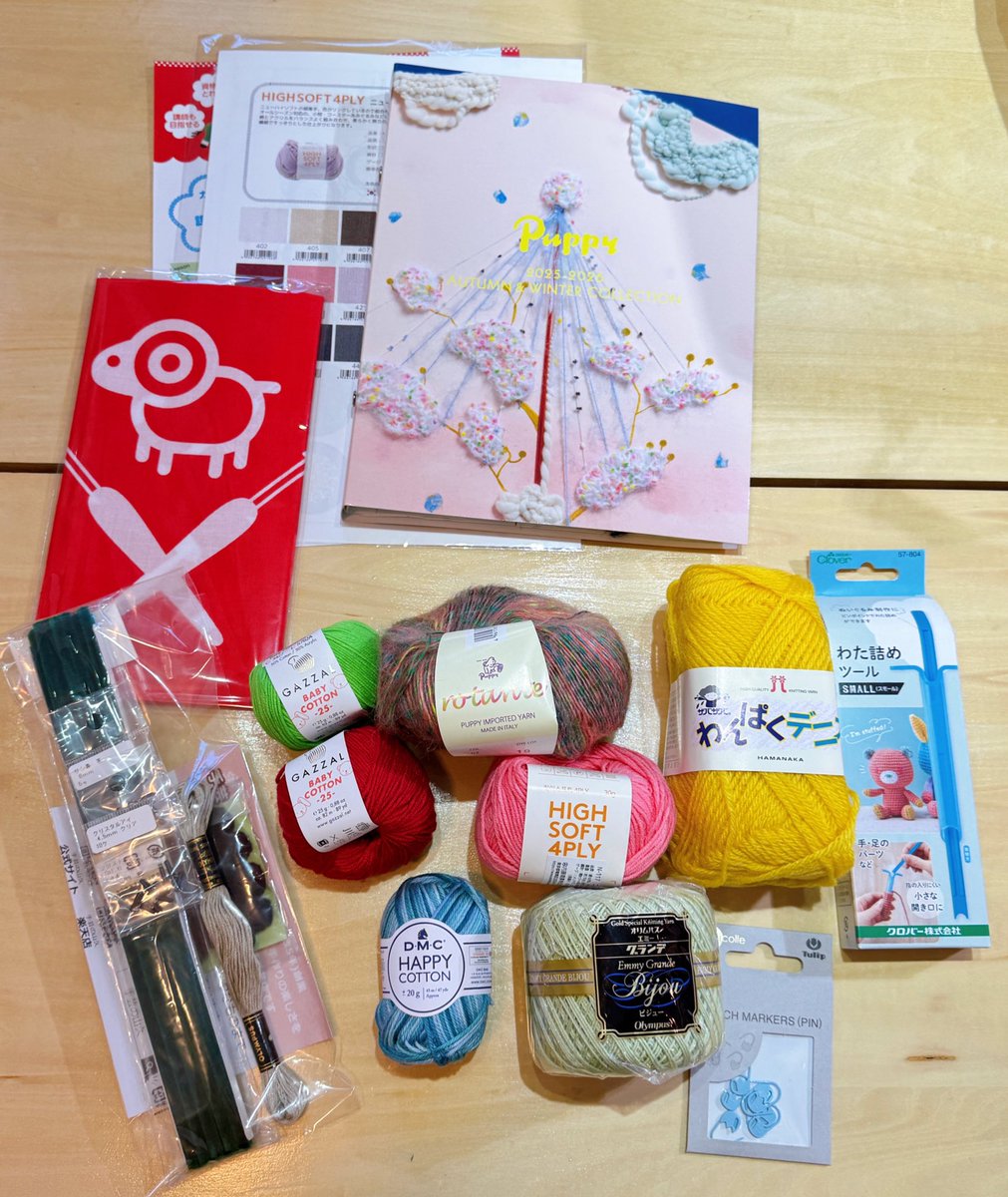 本日は7人がかりで1日かけて #あみコレ2025 の賞品の梱包をする日です。
すでにテーマ投票の集計は終わっております…！
協賛企業のみなさま、ありがとうございます✨

参加賞の梱包からスタートしました。
今年はみなさまにこのような品々をお送りします♪