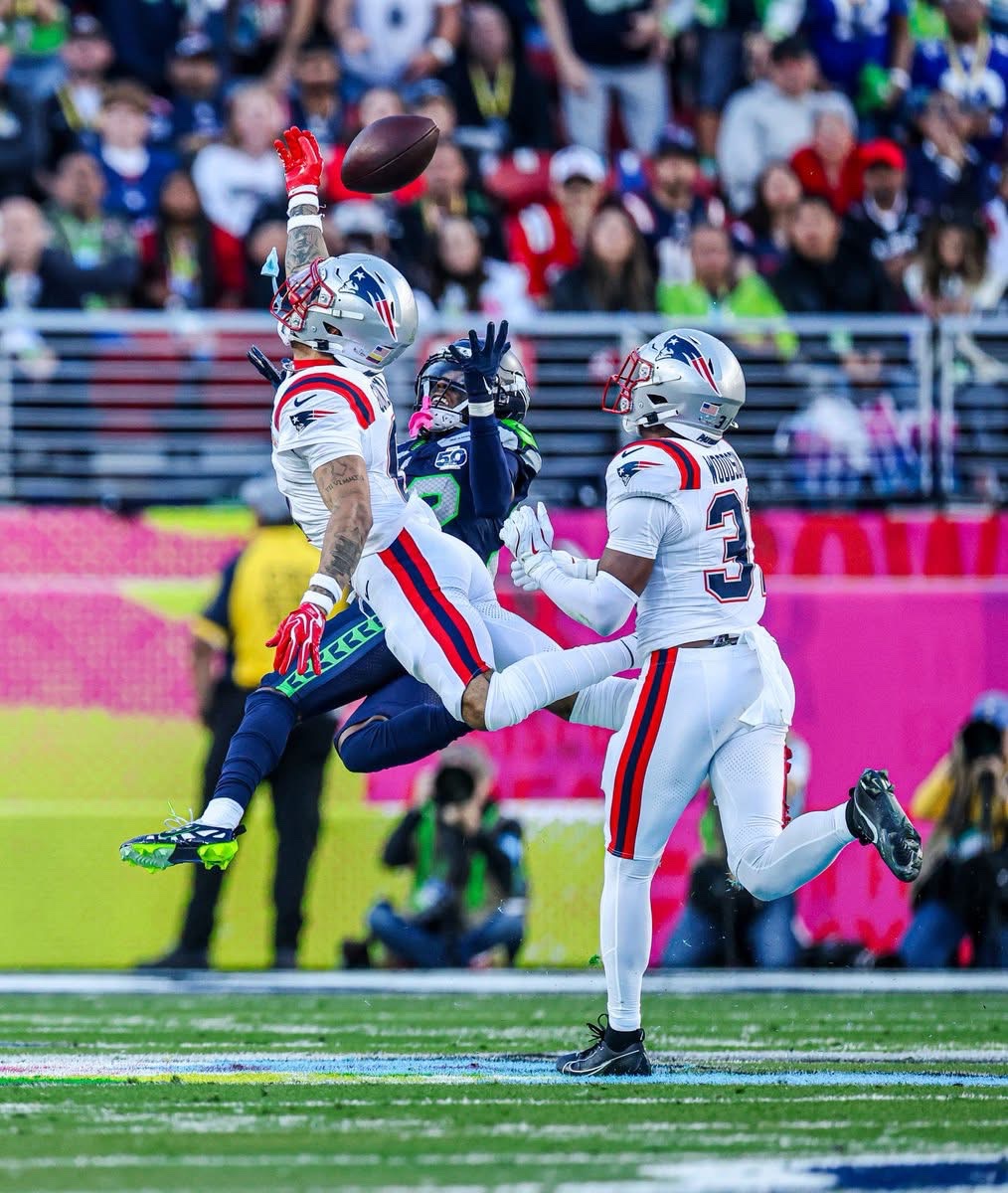 RichieGna's tweet photo. Increíble pero @sanbenito ha corrido mucho más que los @Patriots en todo el #SuperBowlLX  🫩
A despertar!
#GoPats 
#SuperBowl 
#Halftime https://t.co/BcNFlq9Vnm