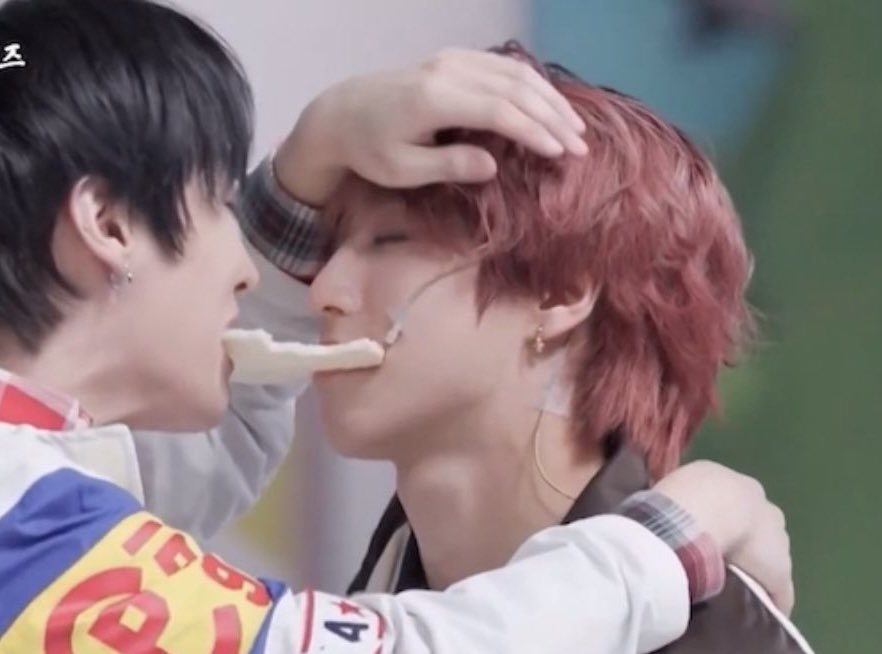 chaosctrl_'s tweet image. the way his eyes fall shut so gently the moment mnho touches his head and leans in