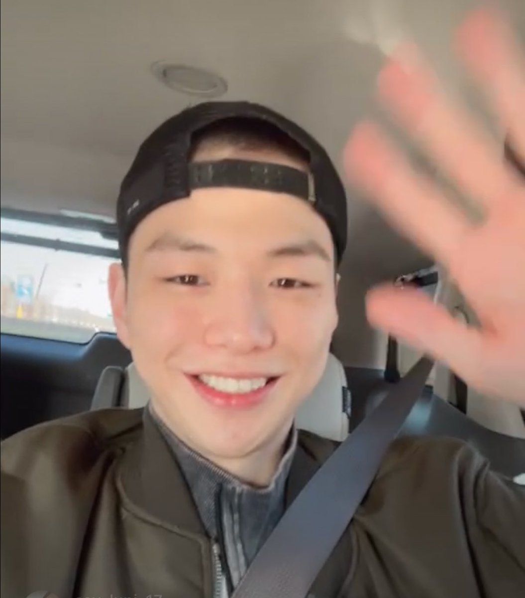 madeinjuly96's tweet image. ตอนแรกยังขำอยู่ แดนบอกมาคนเดียวเพราะโตแล้ว ไม่ต้องให้ใครมาเซย์กู้ดบาย จนก่อนจบไลฟ์แดนก็ย้ำอีกว่าไม่ต้องเป็นห่วง ทั้งตะเบ๊ะทั้งบ้ายบาย  ไม่ลืมแฮฟอะไนซ์เดย์ กรุเบะ 😭😭😭