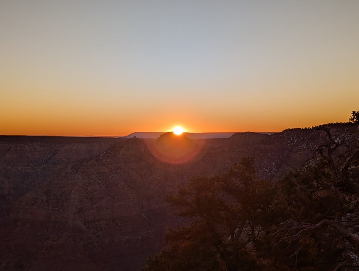 chikyugi358's tweet image. グランドキャニオン、冬の日の出はとても神々しい輝き
#grandcanyon #グランドキャニオン