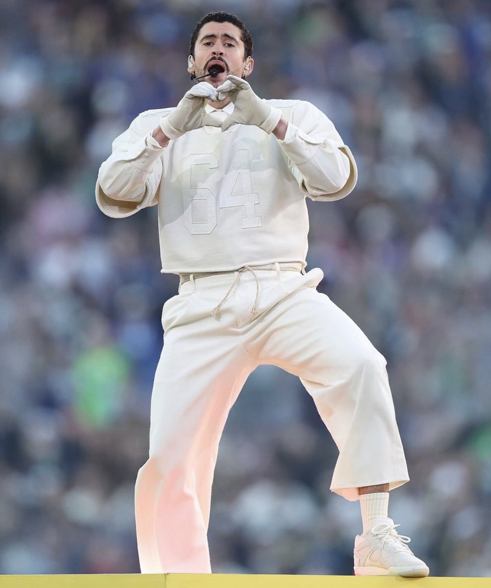 NewmakerQ's tweet image. Hoy todos los latinos recordamos que también somos centro,
VOZ y escenario. A pesar de nuestras cicatrices, complejidades y contrastes… ¡qué bonito es ser latino!🌎❤️‍🩹

#superbowl #badbunny #latinos