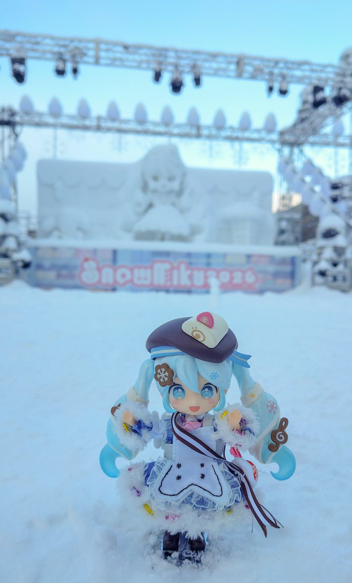 うちのこと雪像を撮ってなかったな〜と😊 (並べてみると、色温度が