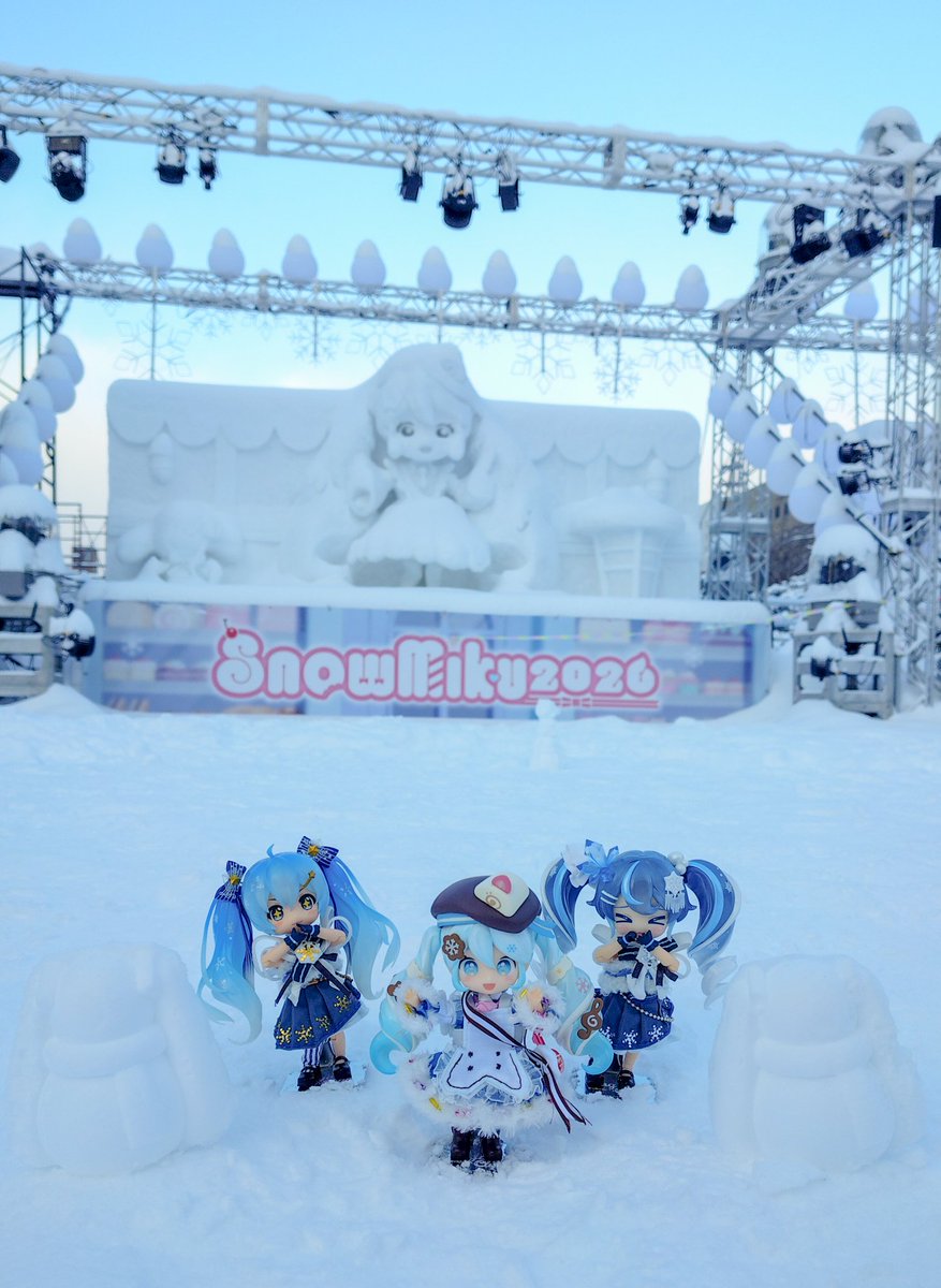 うちのこと雪像を撮ってなかったな〜と😊 (並べてみると、色温度が