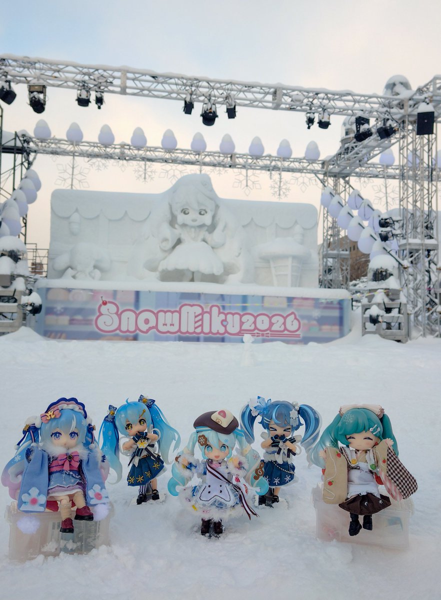 うちのこと雪像を撮ってなかったな〜と😊 (並べてみると、色温度が