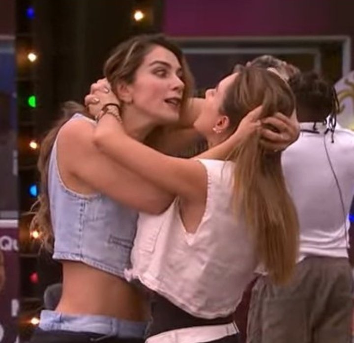 dvcrying's tweet image. se va manuela y quién soporta a valentino 
#LaCasaDeLosFamososCol3