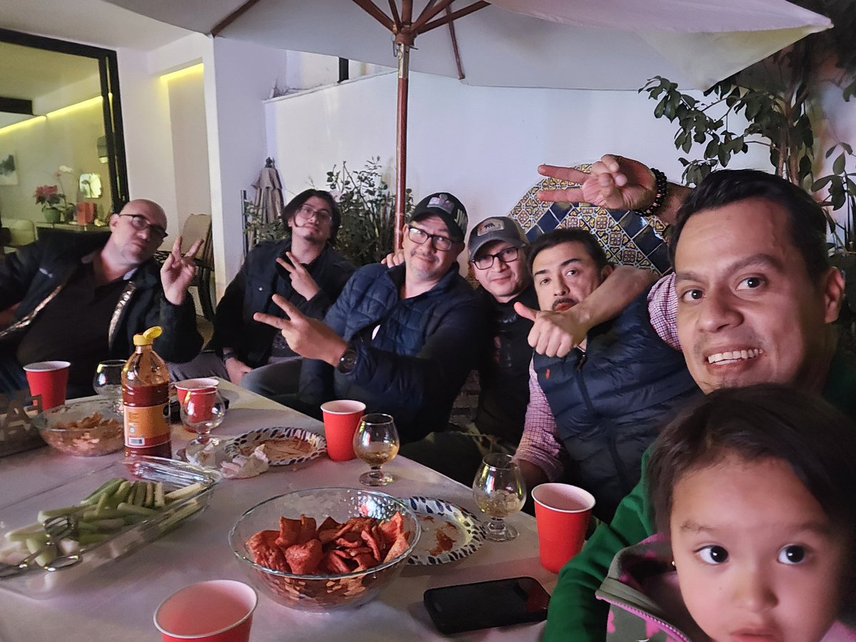 lalinbiko's tweet photo. @FOXImpactoNFL en familia viendo ganar a los Seahawks https://t.co/ONvljM2x59