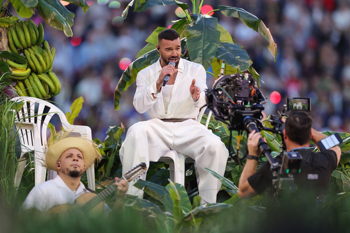 ComplexMusic's tweet photo. BAD BUNNY
SUPER BOWL LX HALFTIME
SETLIST

•TITÍ ME PREGUNTÓ
• YO PERREO SOLA (WITH “VOY A LLEVARTE PA PR” ENDING)
• EOO
•DIE WITH A SMILE (LADY GAGA, WITH “MONACO” INTRO)
• BAILE INOLVIDABLE
• NUEVAYOL
• EL APAGÓN (WITH “LO QUE LE PASÓ A HAWAII” WITH RICKY MARTIN)
• DTMF (WITH “CAFÉ CON RON” INTRO)

#SuperBowl | #AppleMusicHalftime