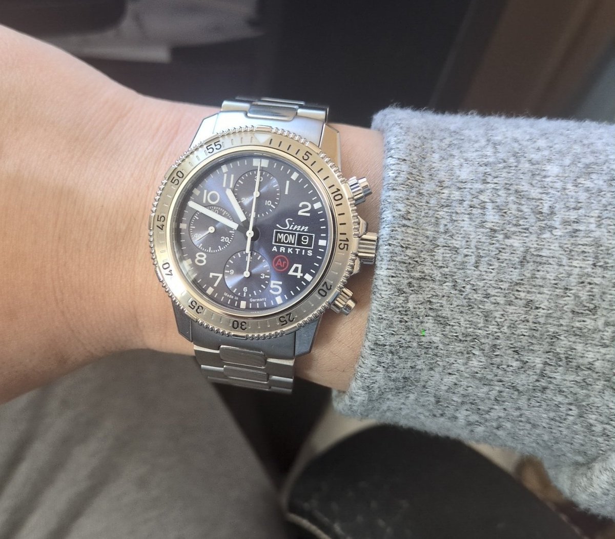 kesa526's tweet photo. 今日はテレワーク
相棒はsinn 206
水中でもクロノグラフボタン押せる
300m防水のダイバー

クロノグラフのボタンがねじ込み式に見えるが、203のデザインを踏襲しただけで、そのまま押せる
そういうところもジンらしいですよね

#sinn 
#206
#206.ARKTIS.Ⅱ https://t.co/ejTYOGA8WX