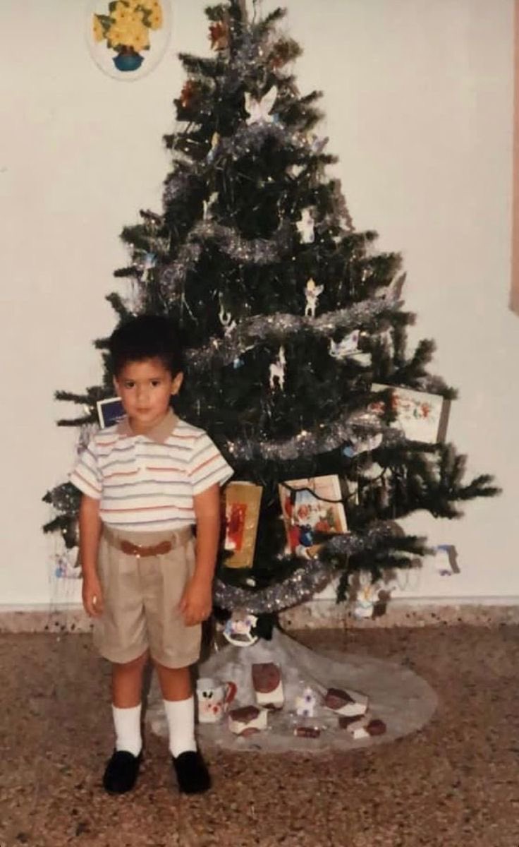 benito entregándole un Grammy a sí mismo de niño🥹