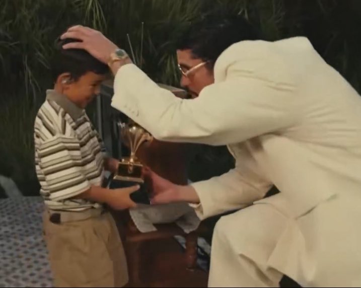 malamiakbrn's tweet image. benito entregándole un Grammy a sí mismo de niño🥹