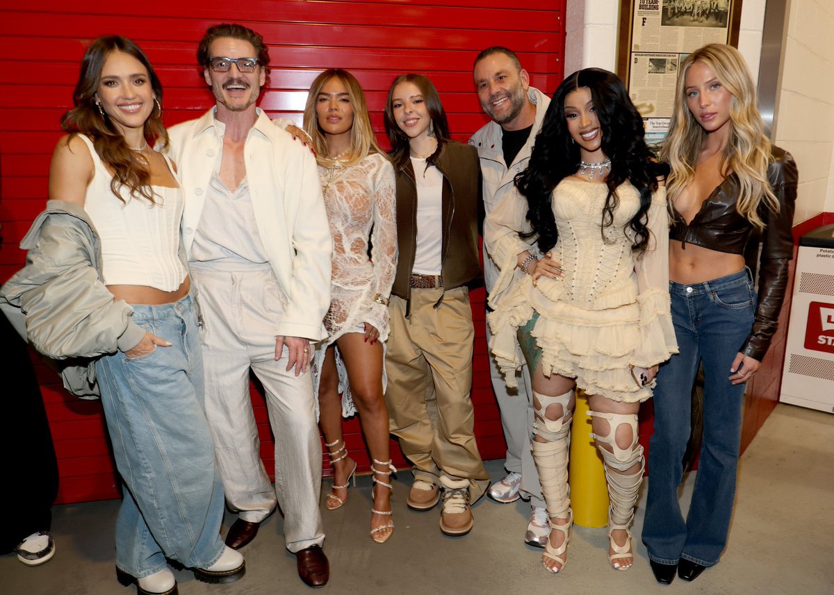 markogh's tweet photo. Por si no los vieron, en La Casita estaban bailando ®

#KarolG 
#JessicaAlba 
#CardiB 
#PedroPascal 

#NFL #SBLX #AppleMusicHalftime 
#SuperBowlLX #SuperBowl https://t.co/AtXiqKS2AQ