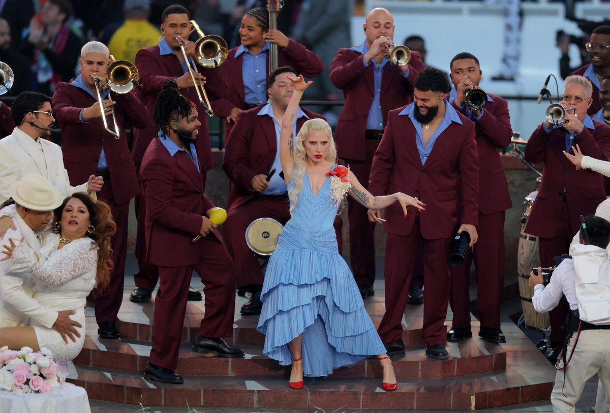 MarthaIBerraA's tweet photo. 🤯🐰 Bad Bunny hizo historia en el medio tiempo del #SuperBowlLX

💃 Puso a Lady Gaga a bailar salsa
🎤 Invitó a Ricky Martin
🏆 Y tuvo un momento que nos sacó una lágrima: le regaló su Grammy a un niño

Cultura latina, emoción y espectáculo al máximo. 🔥🌎
#BadBunny #HalftimeShow #OrgulloLatino

#ATiempoNoticias
102.1 fm 📻 
https://t.co/kJUq49gYLm