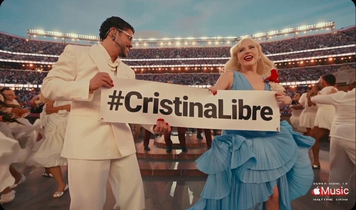 tremendo el trasfondo político de este halftime show. no contentos con mandarle un mensaje a Trump, Lady Gaga y Bad Bunny le mandaron uno también a Milei.