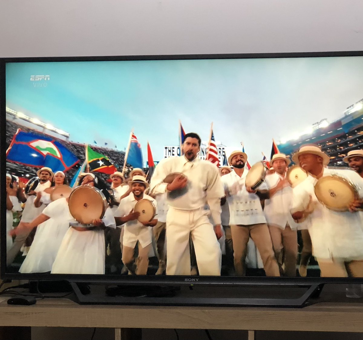Moncadatzin's tweet photo. La música es lo de menos. Fue un discurso consciente y necesario ante el auditorio global. Bad game, great show. Los latinos también son ciudadanos de ese país https://t.co/LgkROGefv9