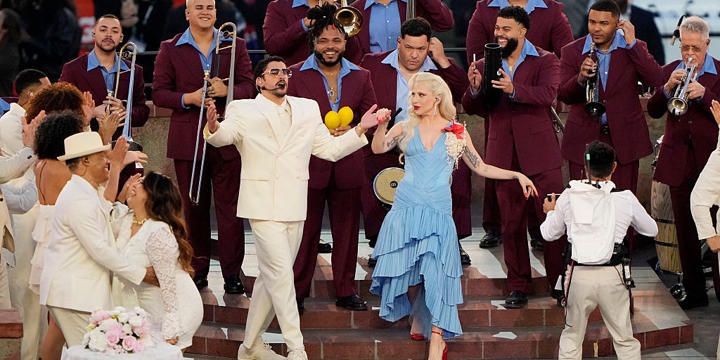 【#SuperBowl】
バッド・バニー
𝐁𝐚𝐝 𝐁𝐮𝐧𝐧𝐲

プエルトリコの誇りと共に歴史を刻む

▼記事はこちら
🔗rollingstonejapan.com/articles/detai…

レディー・ガガも登場して「Die With a Smile」サルサ・バージョンを披露。第60回スーパーボウルのハーフタイムショーは後世に語り継がれるべき名演に

#BadBunny