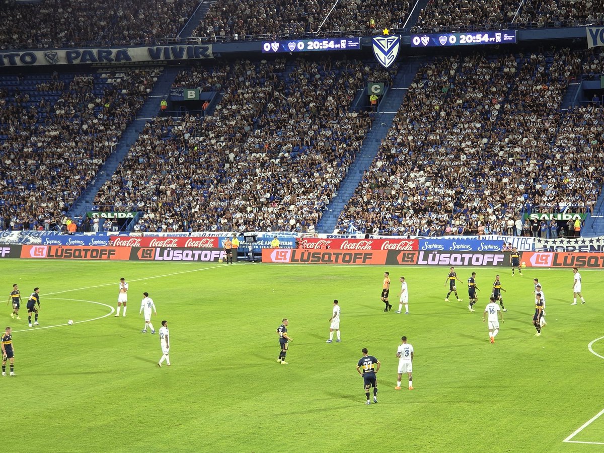 Final del primer tiempo. Velez 0 Boca 0. El local tuvo dominio del juego yendo a buscar, jugando la mayoría del tiempo en campo rival pero Boca de contra dispuso de situaciones de peligro mal terminadas. La defensa xeneize debe ajustar en el juego aéreo