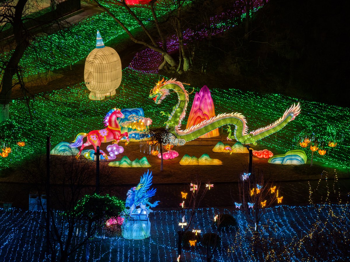 The 2026 Taizhou Lantern Festival has officially lit up with the theme “Phoenix Rising in Taizhou, Horse Leaping into Spring.” ✨
With immersive zones blending modern energy, poetic traditions, and lively mythical creatures, the festival offers a vibrant New Year carnival of