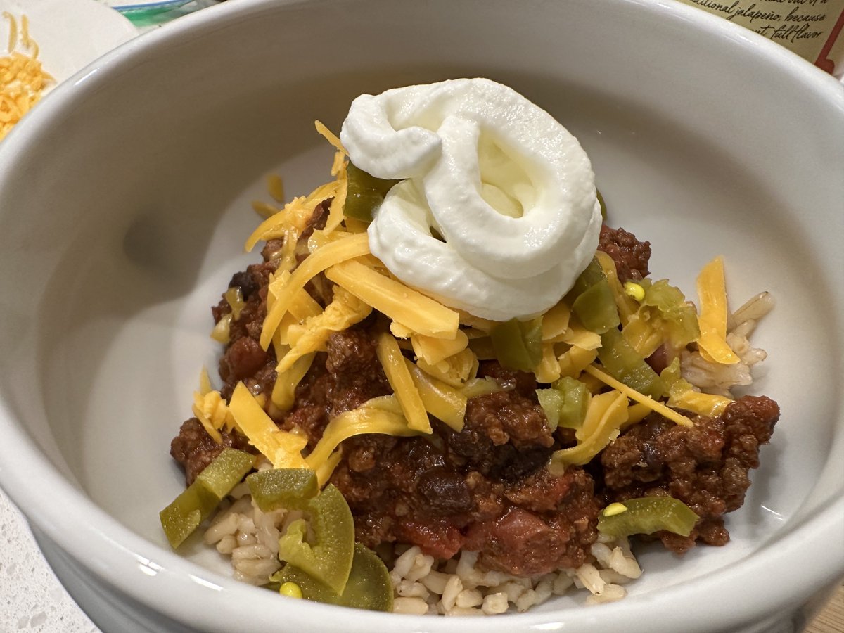 JeffFisherMedia's tweet photo. @TrishaHoffmanLA scores big with #SuperBowl chili! 🏈🍴 #HSFAeats https://t.co/DPAIsQrSXu