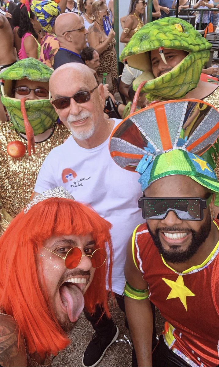 Uma foto despretensiosa postada pelo Leandro, mas que eu achei bonitaça, sabia? Porque transmite um respeito e um carinho da garotada nova do Carnaval pelo Lage. Gente que cresceu vendo e gostando de Carnaval também por causa dele. Criador e criaturas. Bonito.