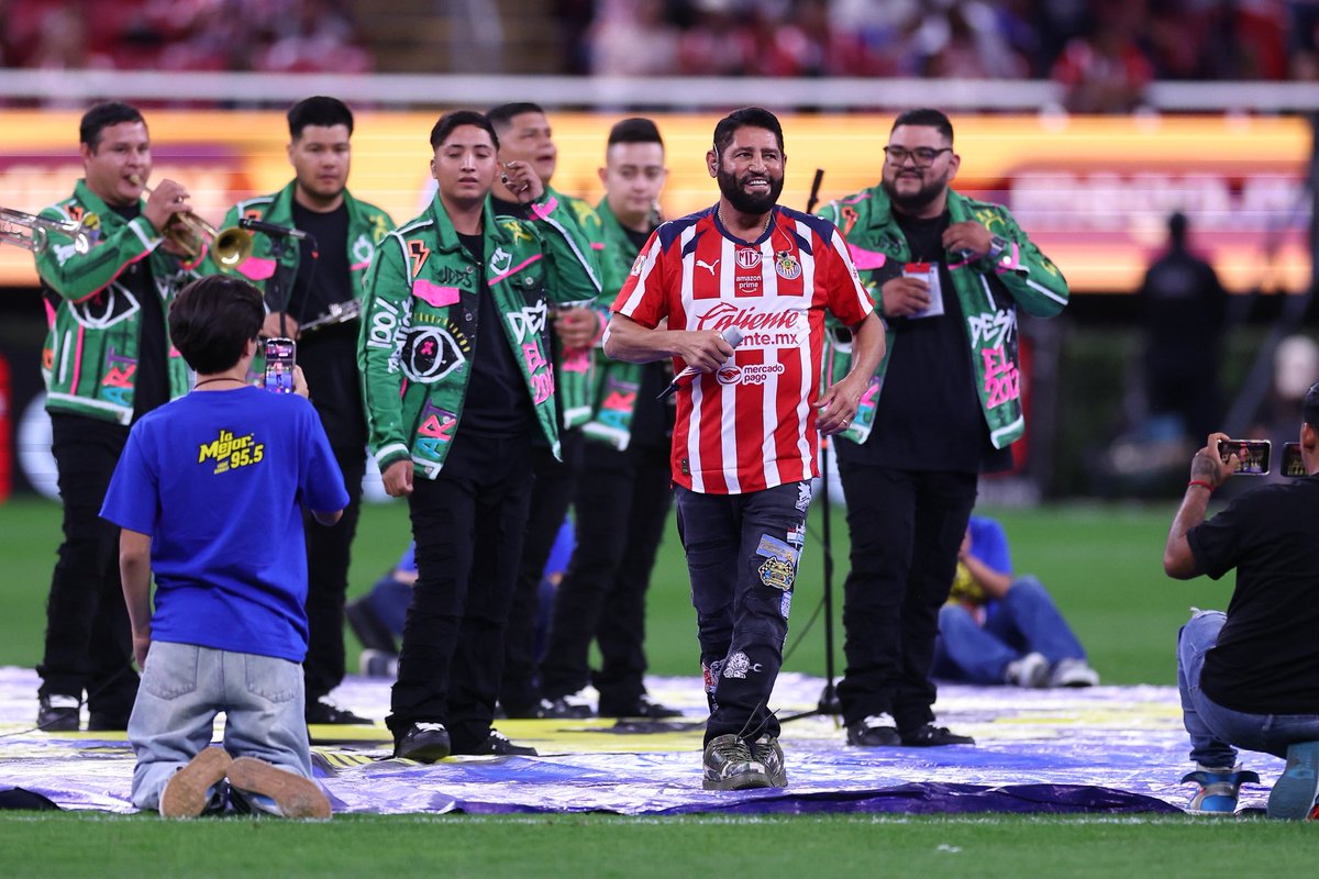 Chivas's tweet photo. 🇲🇽 Pues me sigue gustando más el show de medio tiempo del @EstadioAKRON 😜 https://t.co/R8Uoa46p5Q