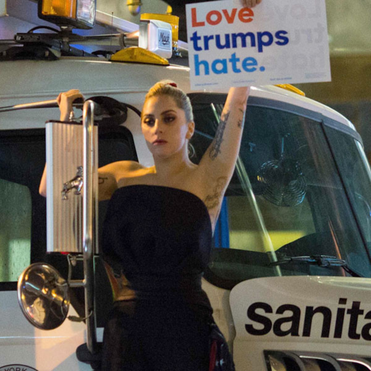 aosdeke's tweet image. a lady gaga ali no palco é pura provocação aos conservadores e principalmente ao trump. ela sempre foi contra ele e, há 10 anos, subiu no palco do #SuperBowl cantando born this way pra uma plateia cheia de conservadores, por isso, a gaga no super bowl faz total sentido.