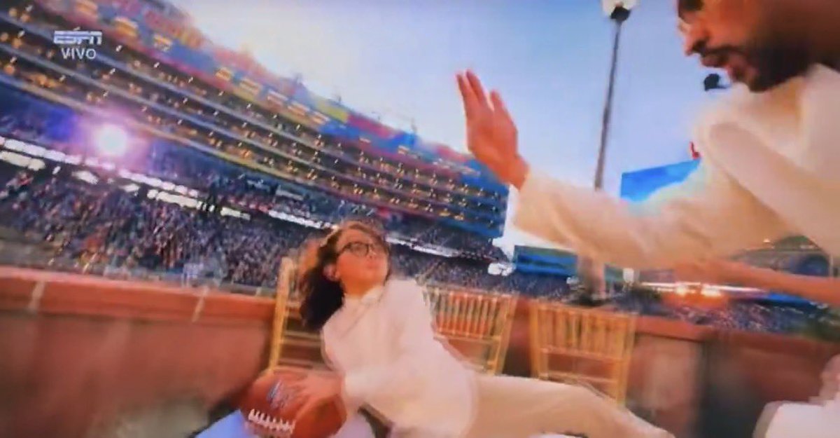 La vi en Hooters y pensé que era un problema de la proyección. No, no lo era. El encuadre no le interesó mucho al señor Bunny. No sería el único problema del espectáculo de medio tiempo