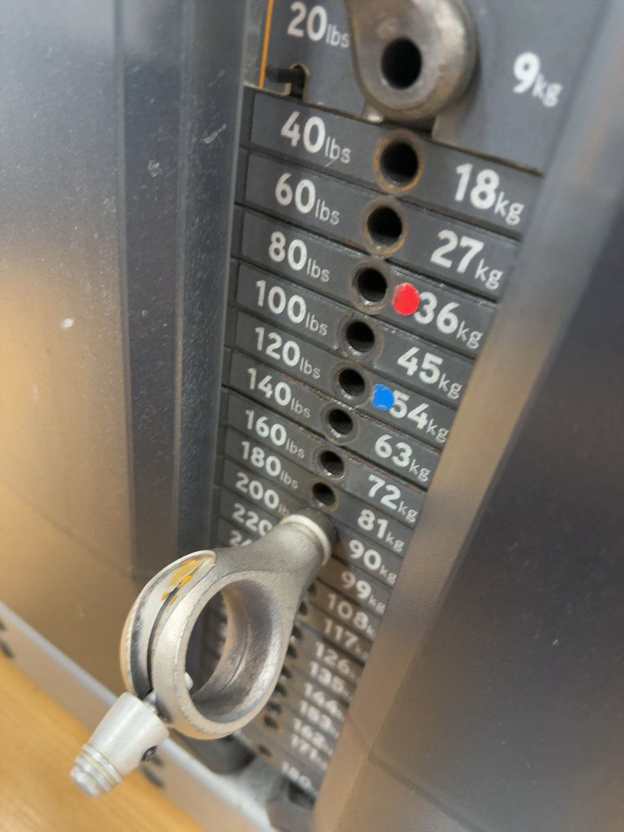 レッグプレス90kg！ ずっしり重たい(:3_ヽ)_