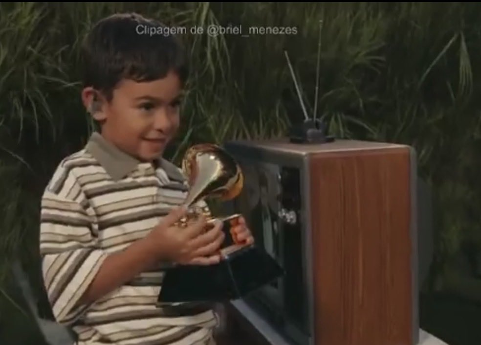 Bad Bunny hizo una referencia de él cuando era niño en el #SuperBowl
¡LO LOGRASTE BENITO! 🥹❤️