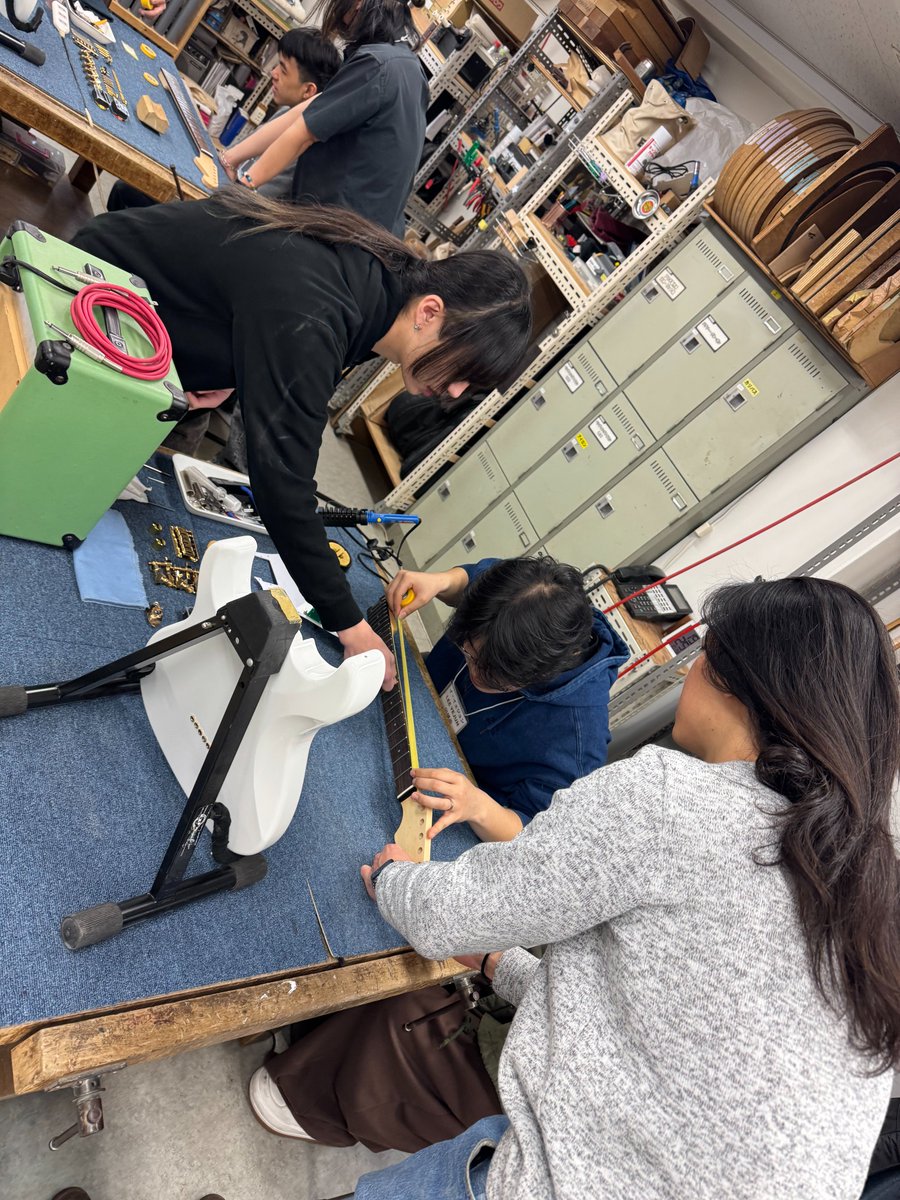 esp_guitarcraft's tweet photo. 先日のギター製作体験の様子！皆ちゃんと完成しました。
普段のオープンキャンパスでは他にもいろいろな体験授業に参加することが出来ます。また日本にお越しの際は是非！
ご参加いただきありがとうございました！ https://t.co/2cqSP03F6w