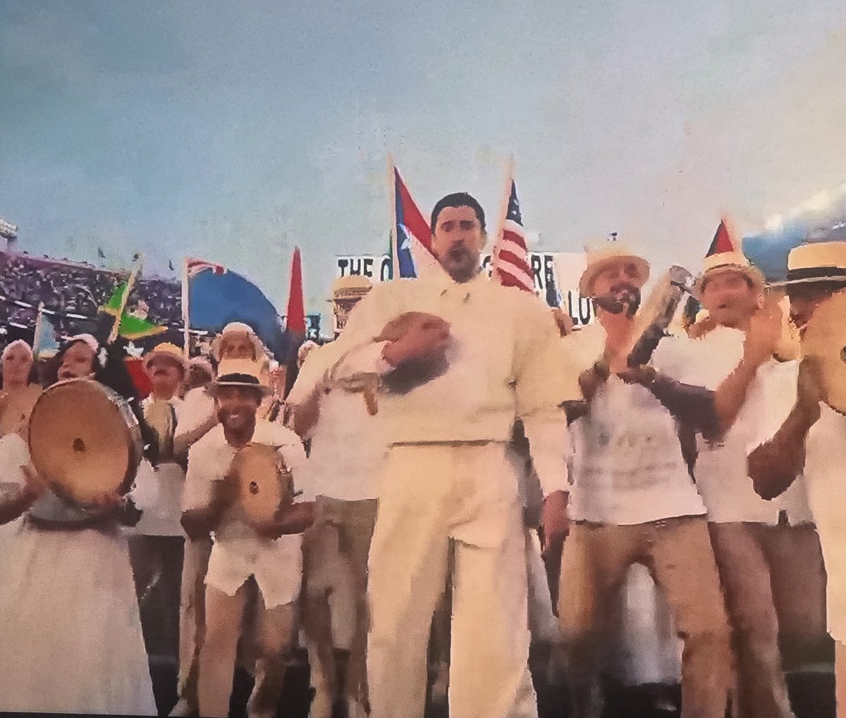 En tiempos de persecución, estigmatización y criminalización de lo latino desde el poder, lo hecho por #BadBunny en el #SuperBowl no fue show: fue un acto de #Resistencia. Hoy necesitamos más voces incómodas que enfrenten el odio y defiendan, sin miedo, la integridad humana.