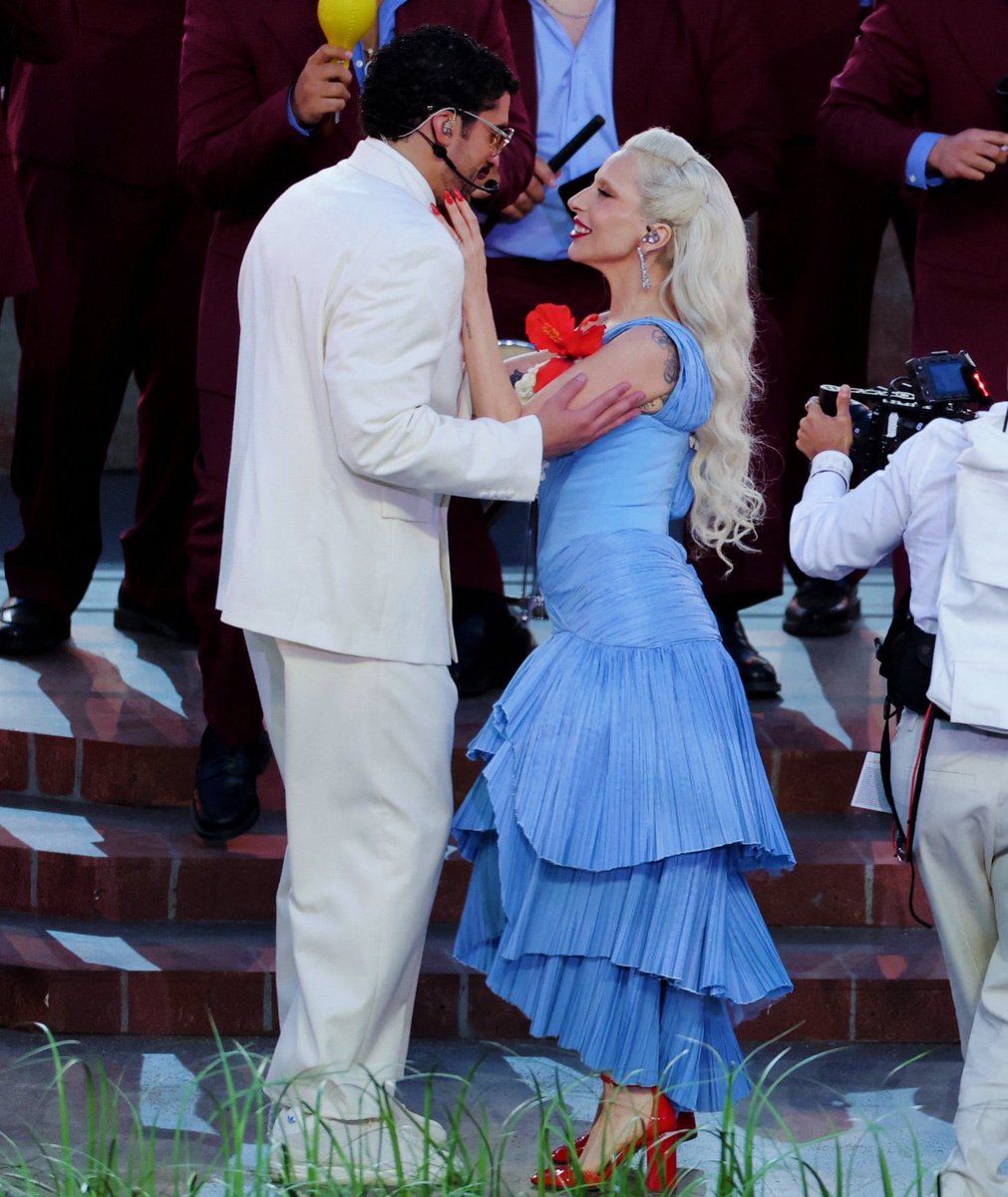 Bad Bunny y Lady Gaga en el halftime show. ¿Qué tal? 
#SuperBowl