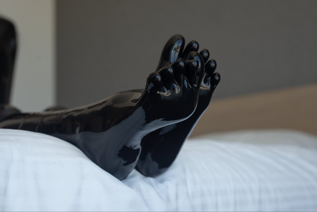 Salemslilwitch's tweet photo. Are you going to kiss or suck them?

📷: @rebelroper1 https://t.co/Izh9HDKWXM