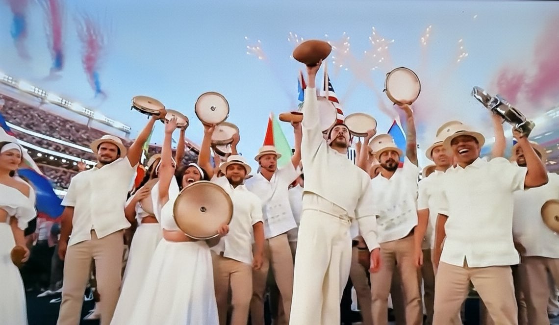 LichaWonderland's tweet image. "¡Que bonito espectáculo de #BadBunny América Latina unida!"
3 Doritos después "¿¿¿¡¡¡Claudia porque ayudas a los cubanos, porque les regalas de nuestro petróleo!!!???
Y así cualquier facho, no importa cuando lo leas...
🤣🤣🤣🤣
#AsíNoClaudia
#SuperBowlLX